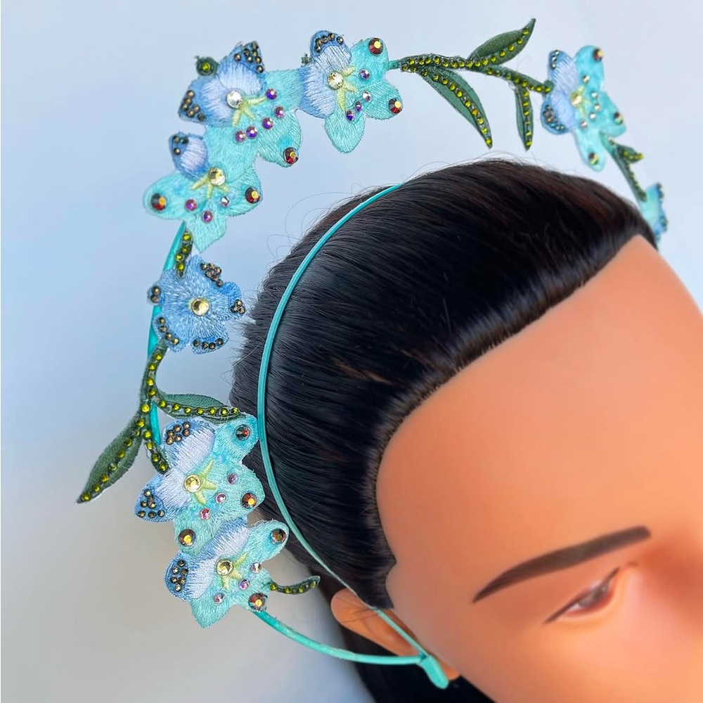 Elegant Blue Floral Hair Accessory with Botanical Charm
